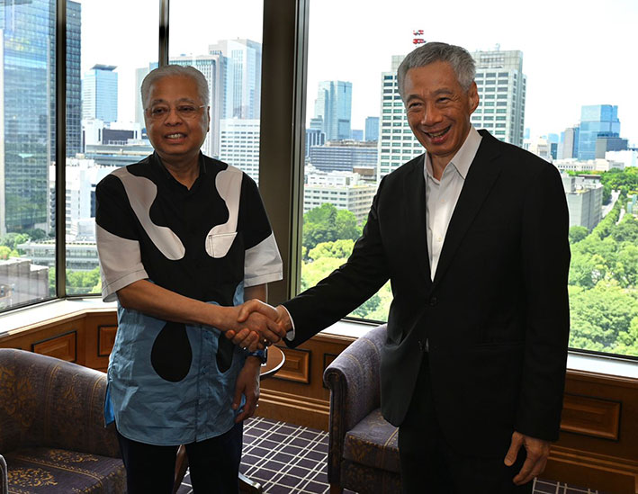 依斯迈（左）到访日本时，周三和李显龙会晤后握手示意。