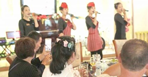 朝鲜披萨店独家服务  美女化身厨师兼舞者