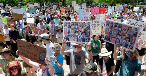 美国步枪协会周年大会  数百示威者场外抗议