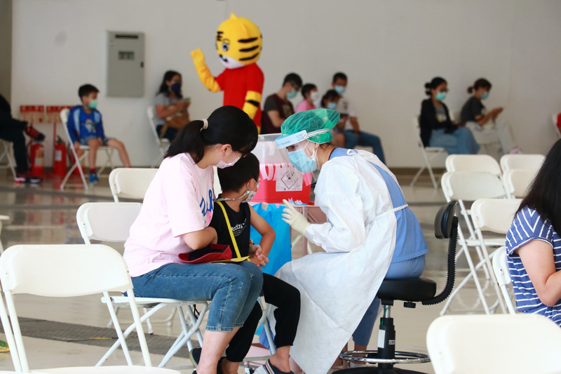 高雄周日开设5到11岁儿童疫苗特别门诊，现场还安排人员穿上卡通人物布偶装，帮助孩童放松心情。