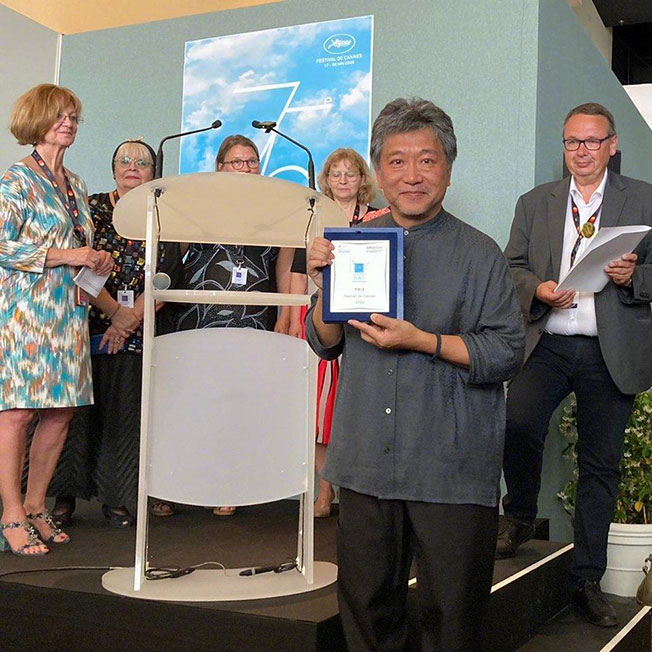 《婴儿转运站》获得康城影展“天主教人道主义精神奖”，由是枝裕和导演领奖。