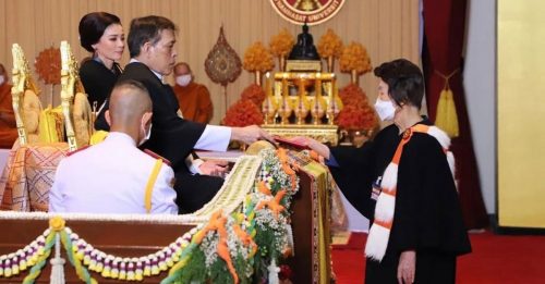 泰王携王后 为法政大学毕业生 授学位证书