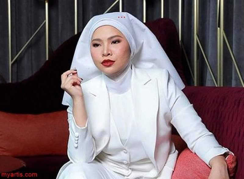艾娜阿都戴上白色头巾，遭批评像修女头巾。（取自网络）