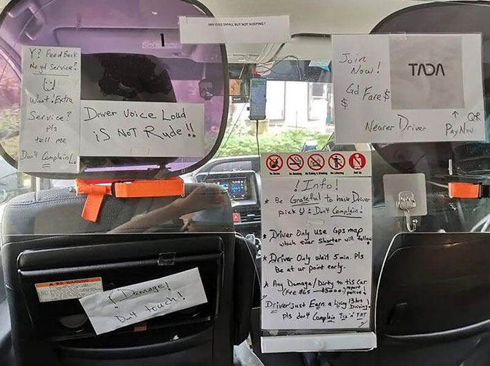 有网友贴出乘坐的私召车照片，显示车上贴了多张手写提醒告示。（取自Tiaggong专页）