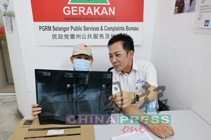 女事主(左)展示其手部的X-光检查(X-ray)扫描结果,医生指其骨头受到重击,有裂开迹象。右为林华正。