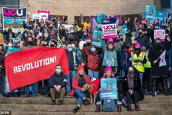 2月期间，英国大学学院工会 的成员在格拉斯哥示威。英国每日邮报
