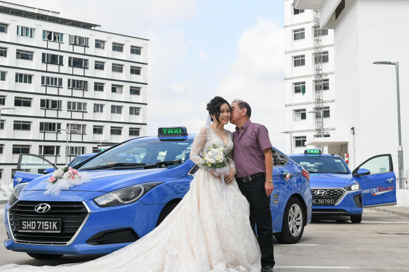 新娘子黄洁欣在大喜之日把父亲的德士当成婚车，2人当天温馨合照。（海峡时报） 