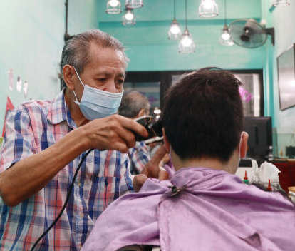 官金昌经营克力达理发店，20年来剪头发只收6元，全年无休，也从不涨价。