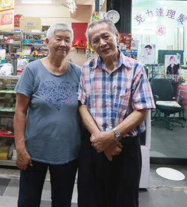 官金昌与妻子在27年前买下店铺，后来一半让太太经营书店，另一半自己开理发店。