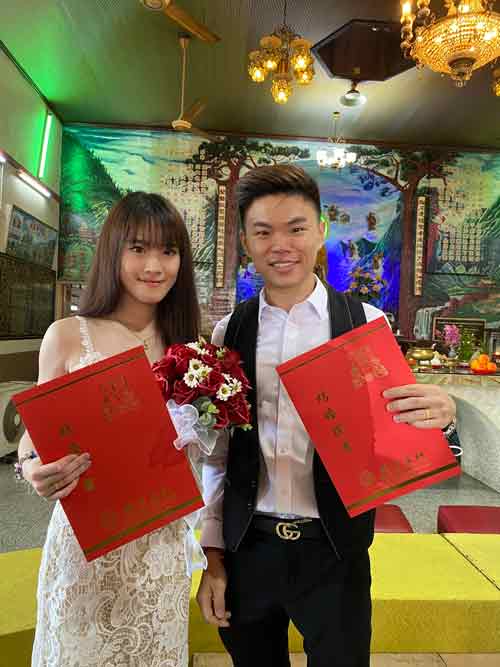 林梓雍（左）和谢佩钊在爱情长跑4年后注册结婚。