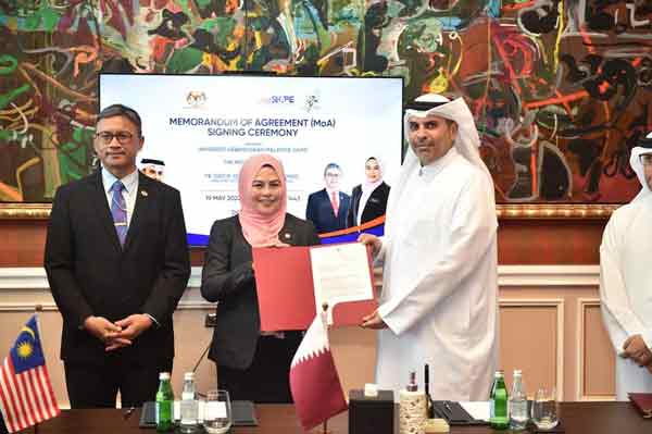 诺莱妮（中）见证国大（UKM）与卡塔尔The Regional集团签署开设多哈分校的合作谅解备忘录。左起为莫哈末依克万和赛阿都拉曼。（取自高教部面子书）