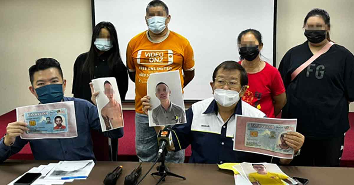 张天赐（前排右）向记者展示被骗到国外的受害者照片。前排左为马青执行秘书吴文发，后排左2为何先生及右2为陈女士。
