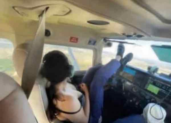 飞行教官和女学员在驾驶舱内“机震”。