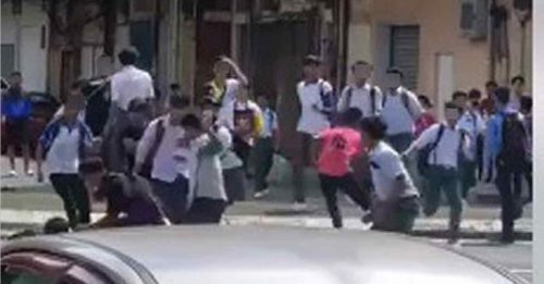 一场误会 当街打群架 22学生被扣查