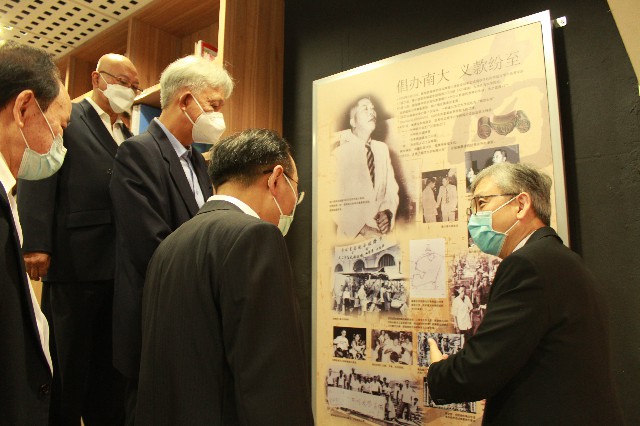 莫顺宗（右起）向欧阳玉靖详说开办南洋大学的奋斗史。