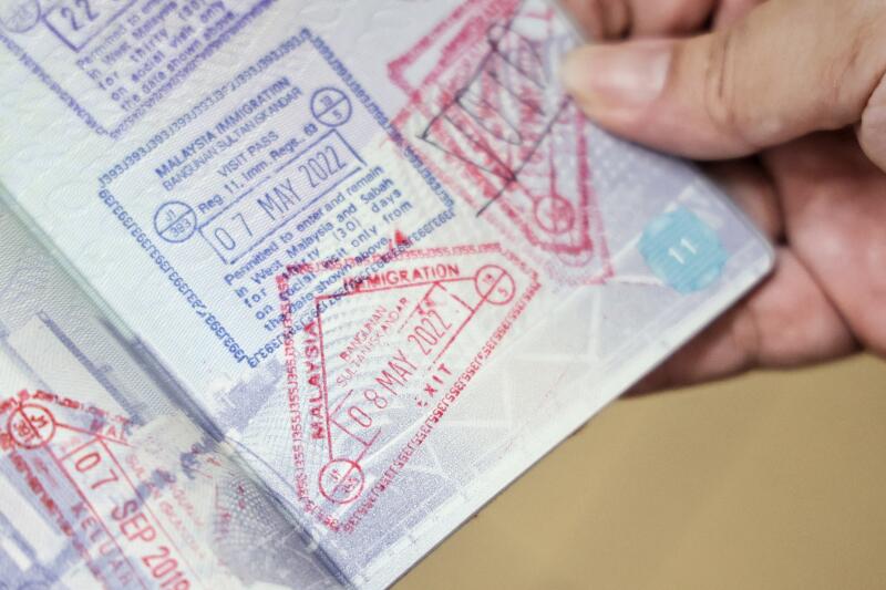网友提醒通关者，要注意护照盖章上的日期是否正确。（档案照）
