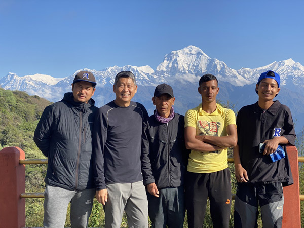 在Ghorepani，我与导览挑夫们不仅喜见Dhaulagiri 雪峰(8167米)，另外四座高山也遥遥相望。