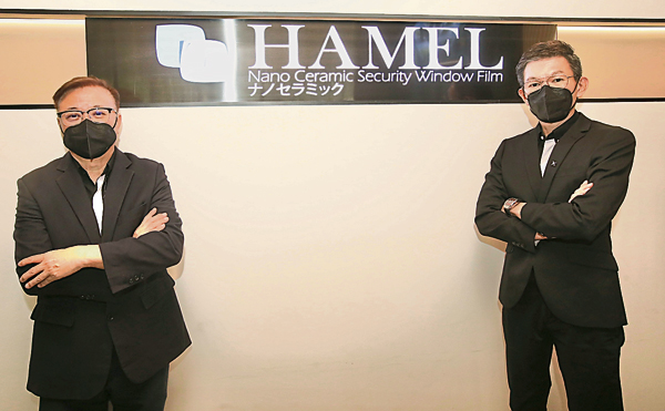 HAMEL总执行长兼创办人陈满琛（右）和总运营长兼授权代理商店和IPO负责人刘玉城合影。