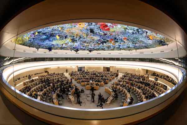 联合国人权理事会12日在日内瓦召开会议，通过决议调查俄罗斯在乌克兰犯下的战争罪。（法新社）