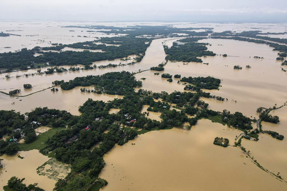 孟加拉比尼巴扎尔的房屋，21日被洪水淹没。（法新社）
