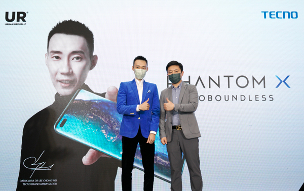 配合全新旗舰PHANTOM X的推出，TECNO任命李宗伟（左）为新的马来西亚品牌大使；右为曾泰茗。
