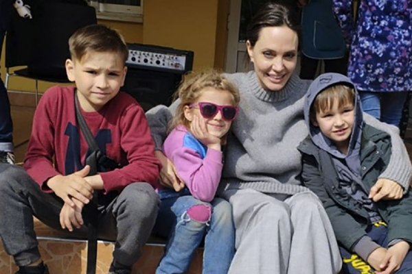 祖莉在利维夫与难民儿童见面，她为联合国难民署亲善大使，不过本次是以个人身分出访。 

