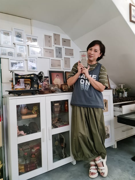 这是林秋燕最珍贵的奖座，身后是她在家中规划一处用来收藏珍贵物品的空间。