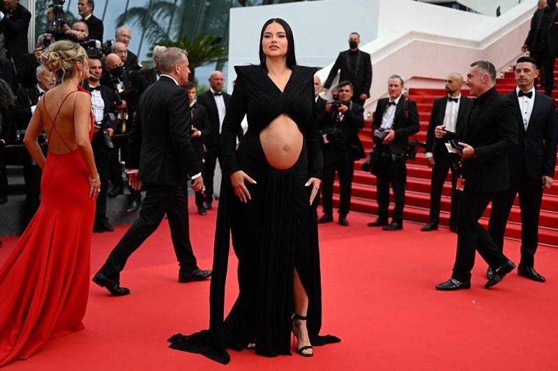 巴西超模Adriana Lima挺着孕肚穿黑色露肚装，霸气的散发母性光辉。