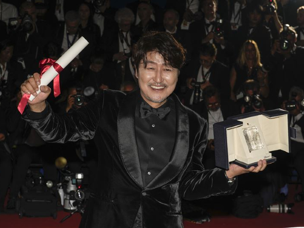 宋康昊凭《婴儿转运站》精湛演技成为首位荣获康城影帝的韩国男星。