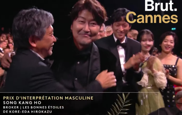 宋康昊与导演是枝裕和激动拥抱，姜栋元、IU和李周映都为他开心。