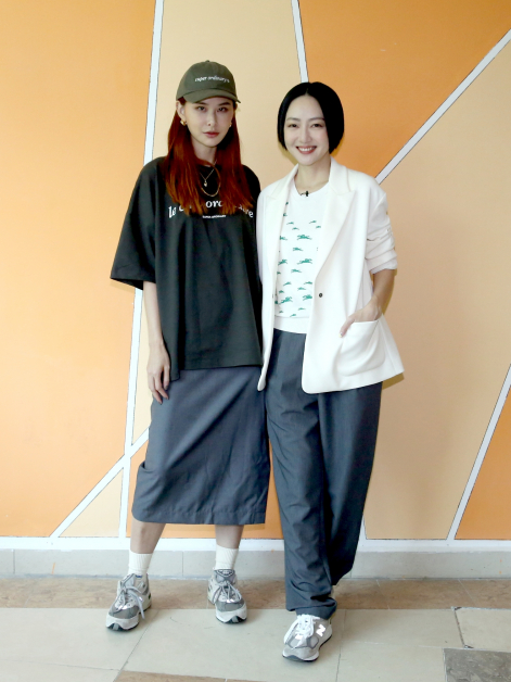 Juwei（左）与吴俐璇在《我的主场秀》一同担任“明星制作人”而为成好朋友。