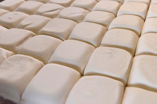 邹生每天约使用一百多公斤的黄豆来制作传统软豆腐，他所制作的软豆腐，乍看像嫩白的馒头，无论手感还是口感都水嫩细滑，豆香馥郁。