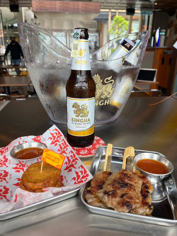 胜狮啤酒的最佳伙伴一定是泰国小吃Moo Ping和泰式鱼饼，为了保持正宗，都是直接从泰国进口的哦！
