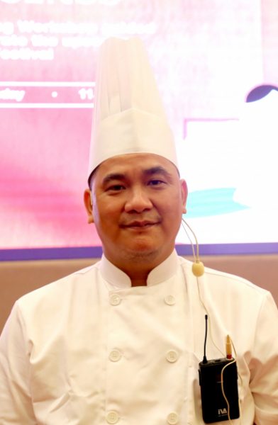 海外天点心师傅张友庆，拥有27年厨龄，擅长制作粽子、港式点心和摩登点心。