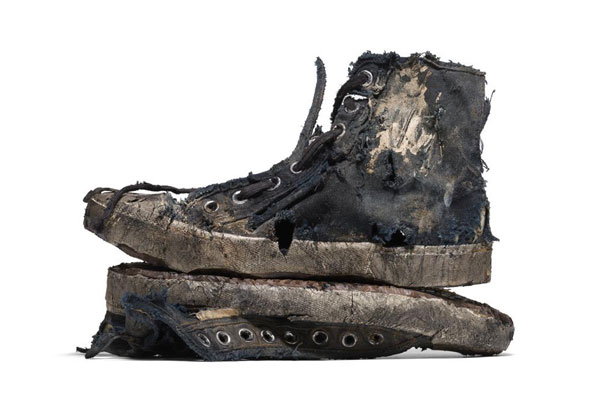 破烂超脏鞋怎么穿？Balenciaga鞋款广告引热议。（品牌提供）