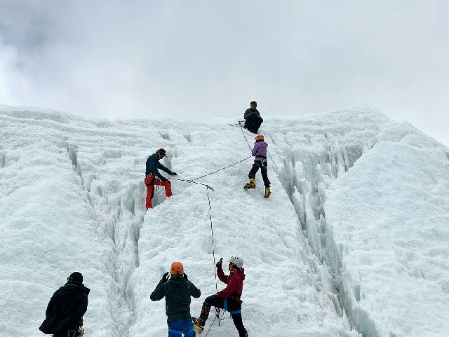 大马登山团队在昆布冰川进行攀冰和梯子训练。
