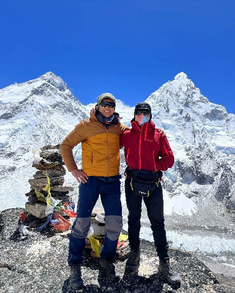 大马登山团队队员在登上海拔5800公尺的普莫里高地营地时，合照留念。