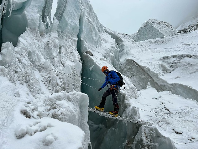 登山队队员准备返回珠峰基地营的训练，包括攀冰和爬梯训练。