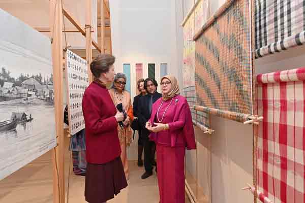 东姑阿兹札（右）陪同安妮公主观赏大马彭亨王室纺织品展览所展出的珍品。
