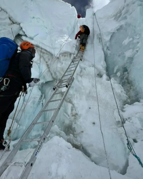 队员在适应环境与气候的过程中，也必须掌握好登山技术。