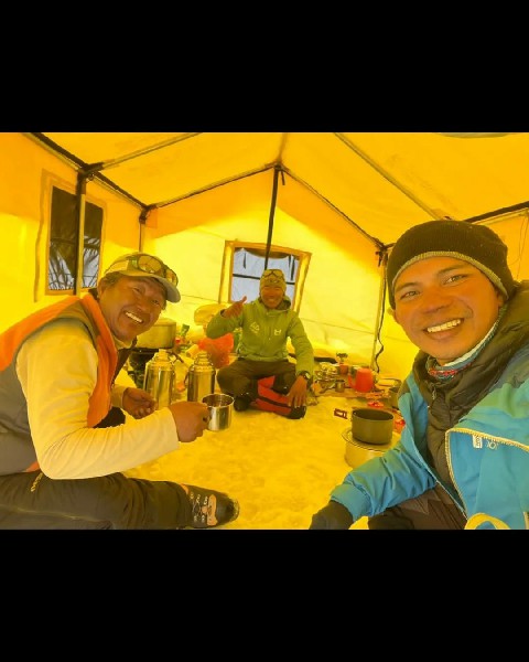 成功于珠峰第二营地完成2轮适应过程的队员，已回到EBC休息；右为该团队聋哑登山队员哈瓦利。

