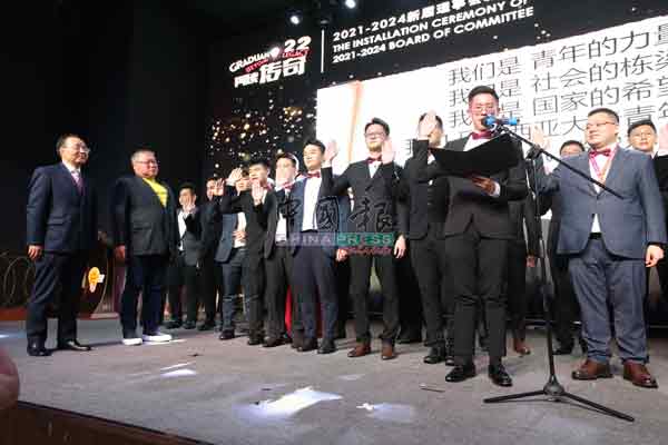 欧阳玉靖（左起）和张庆信见证大专青新一届理事宣誓就职。