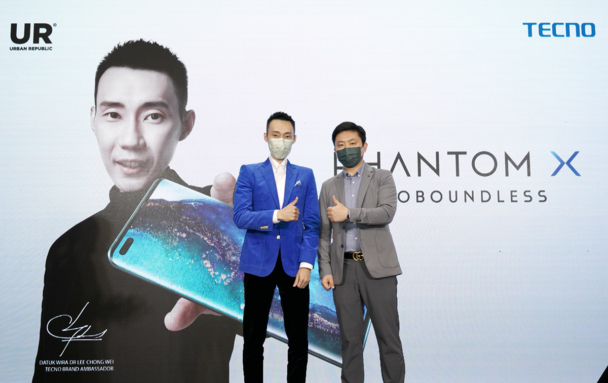 李宗伟（左）和曾泰茗推介PHANTOM X智能手机。