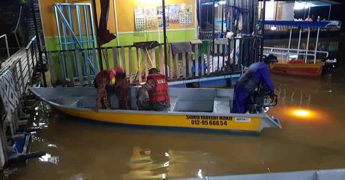 搜救队在关丹河的船屋区展开搜救女童行动。