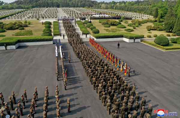 殡葬队伍走向祖国解放战争烈士陵园。（法新社）