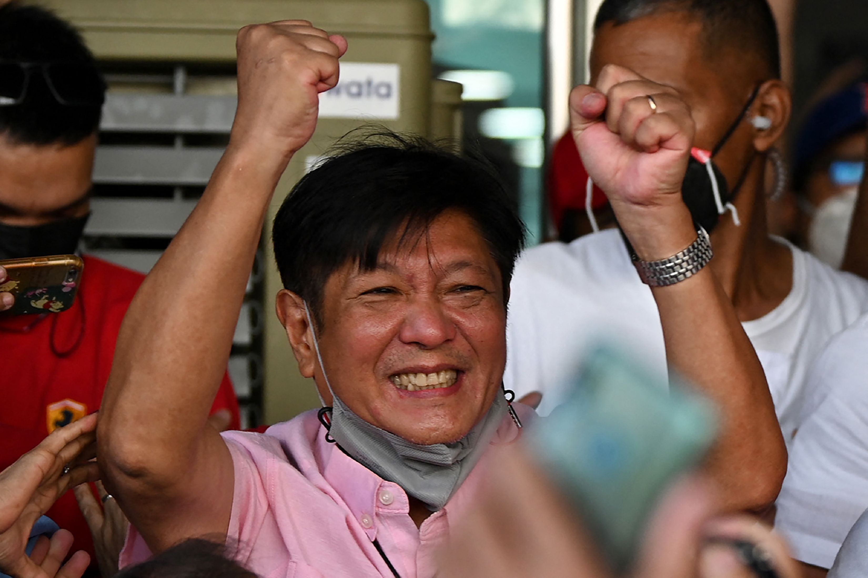 小马可斯周三在马尼拉的竞选总部，振臂欢呼胜选。（法新社）