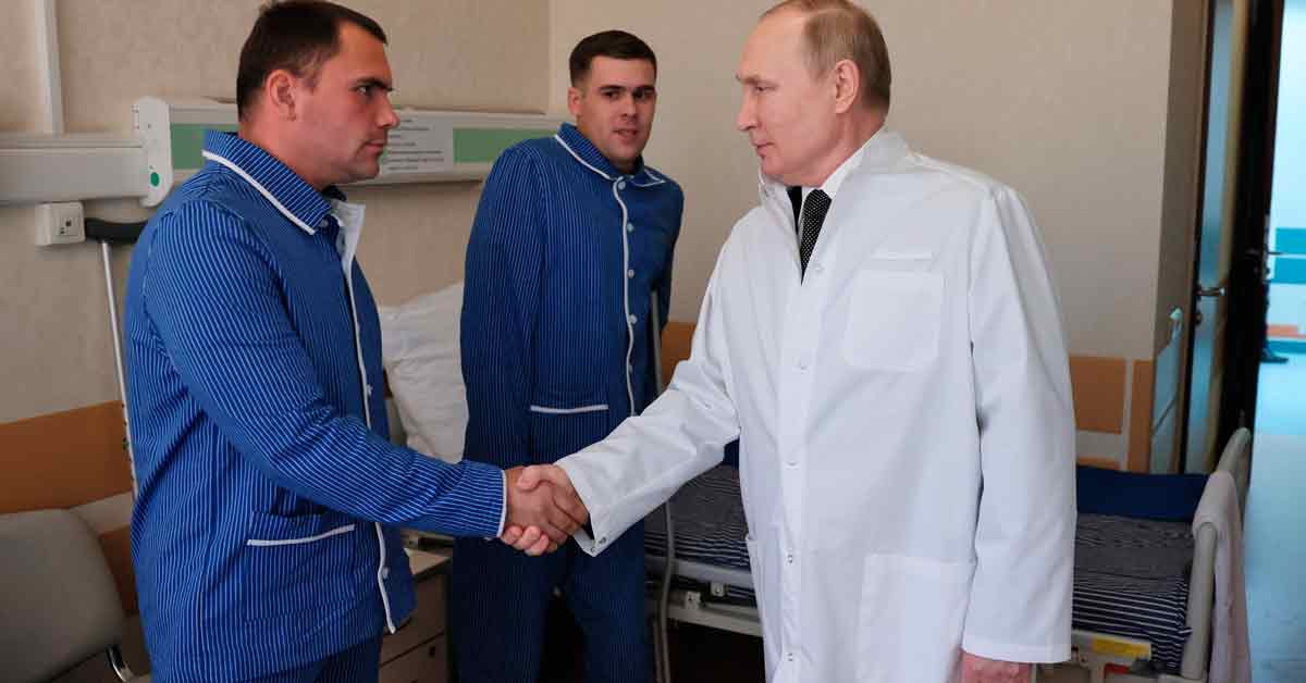 普汀（右）周三到莫斯科一家军方医院探望在俄乌战争中受伤的俄罗斯士兵。（美联社）