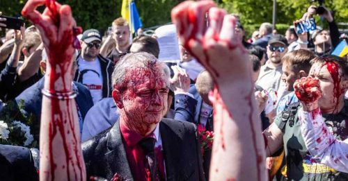 大使惨遭泼红漆“洗脸”  俄罗斯要求波兰正式道歉
