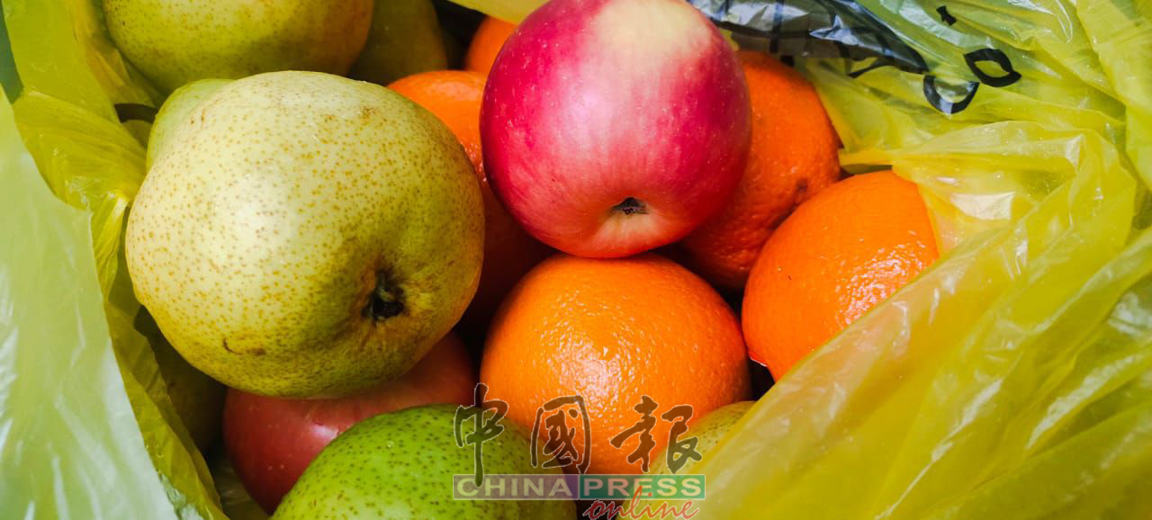  为了节省开支，陈佩如减少购买价格较高的外国水果。