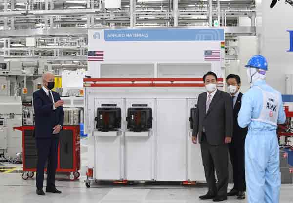 美国总统拜登（左）20日在韩国总统尹锡悦（右中）的陪同下参观三星工厂。（法新社）